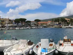De haven van Marina di Campo op Elba