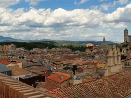 Zicht op Girona vanaf de stadsmuur